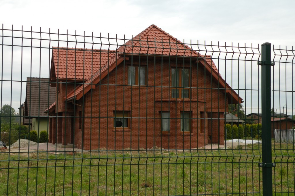 Ogrodzenie metalowe domu z siatki zgrzewanej