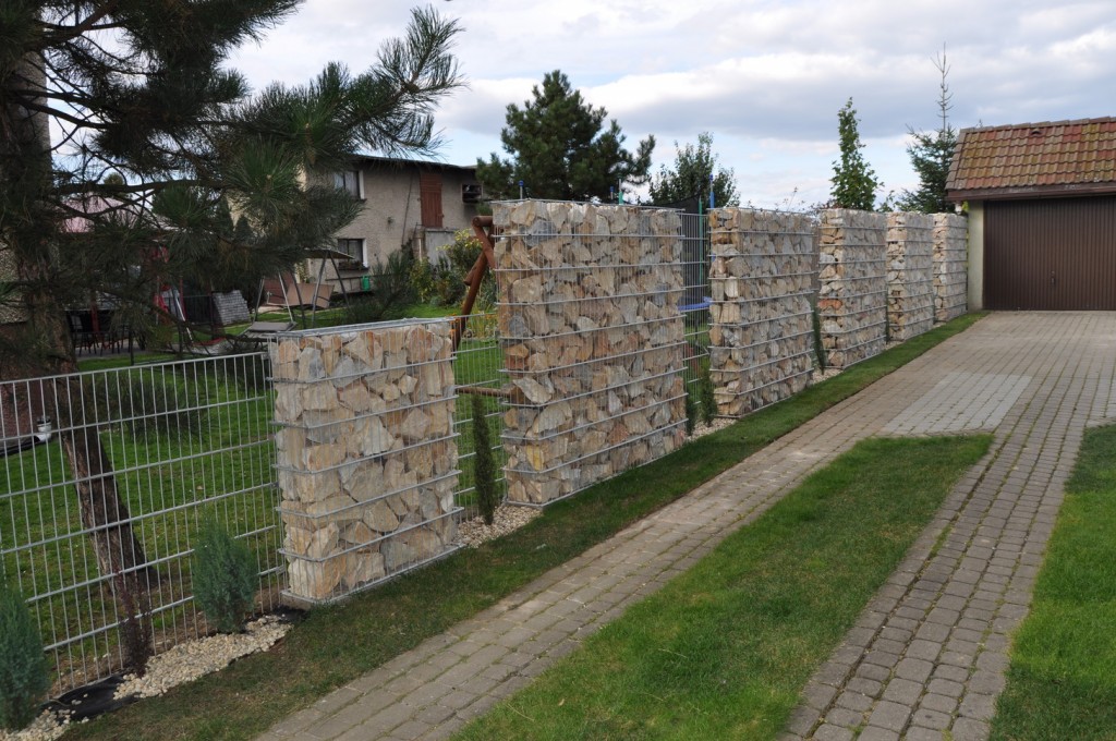 Ściana ogrodzenia z gabionów 2